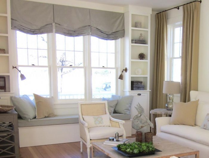 Подоконник диван в гостиной