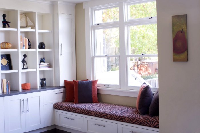 Диванчик под окном на кухне