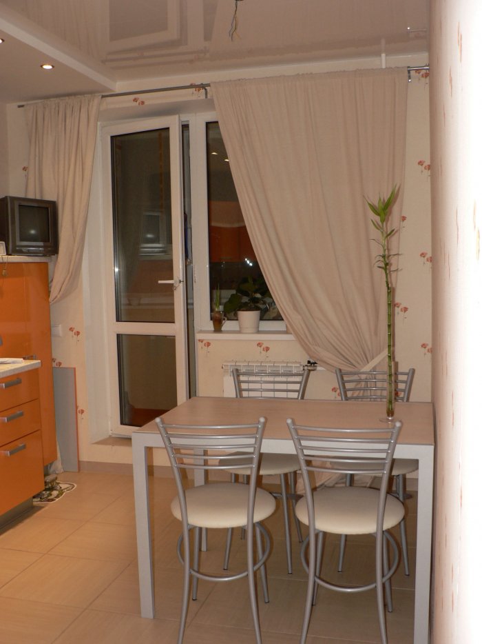 Обеденная зона с круглым столом