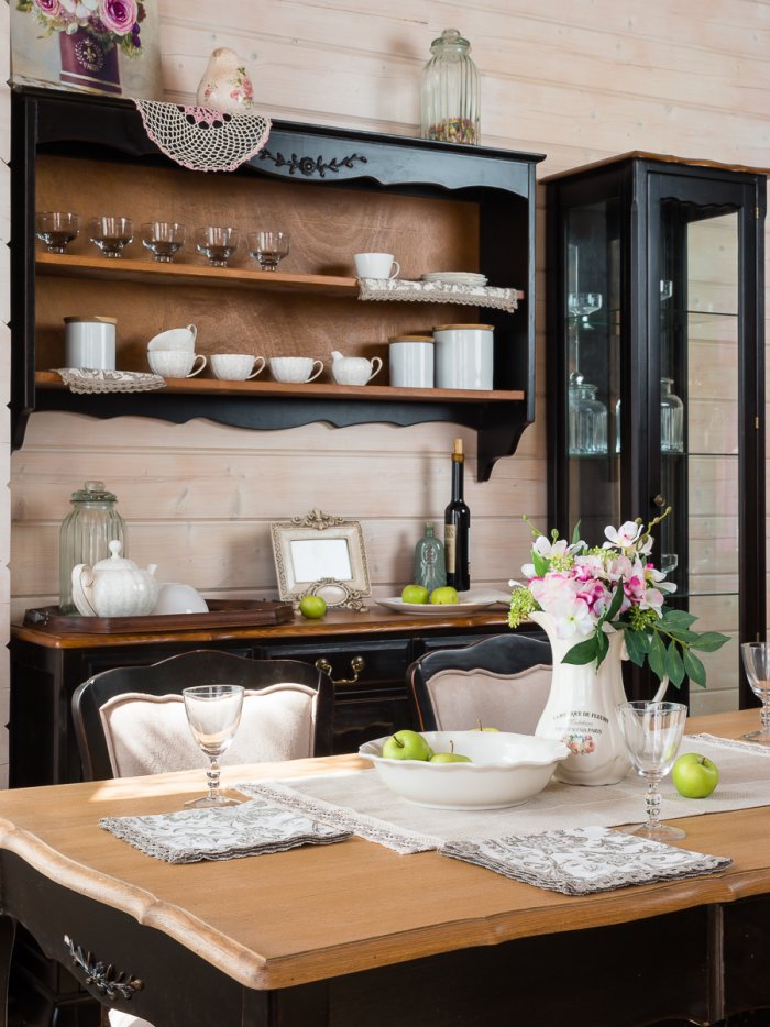 Полочки над обеденным столом