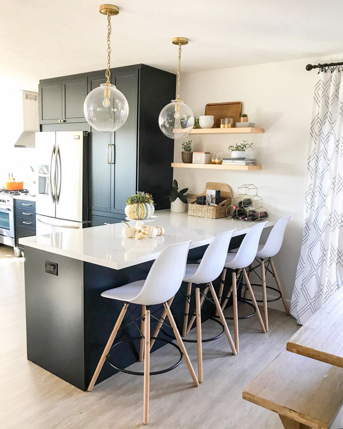 Полочки над обеденным столом