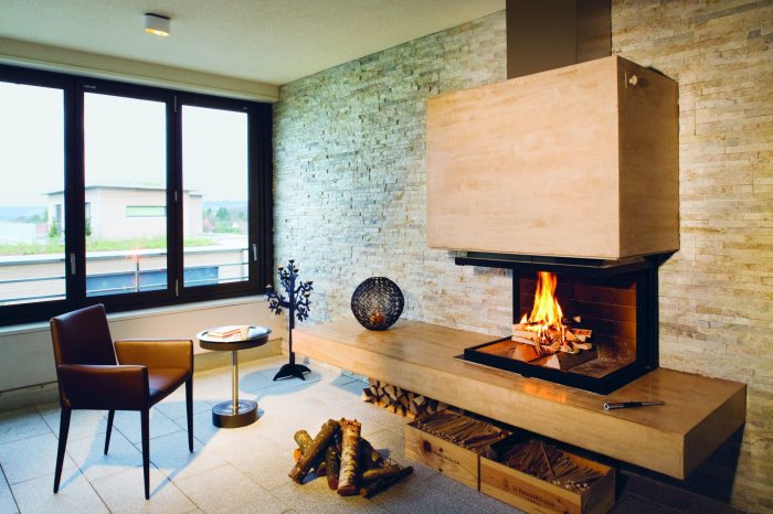 Современный камин с полкой