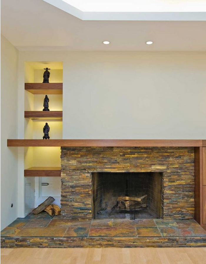 Потолок над камином