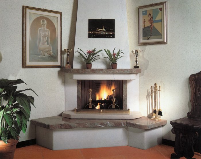 Полки над угловым камином