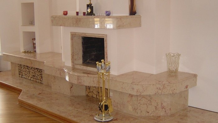Камин с подиумом из мрамора