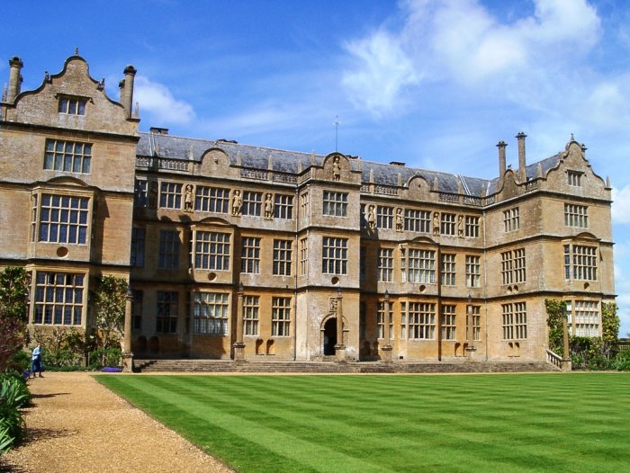 Старинный английский дом Тюдор с садом