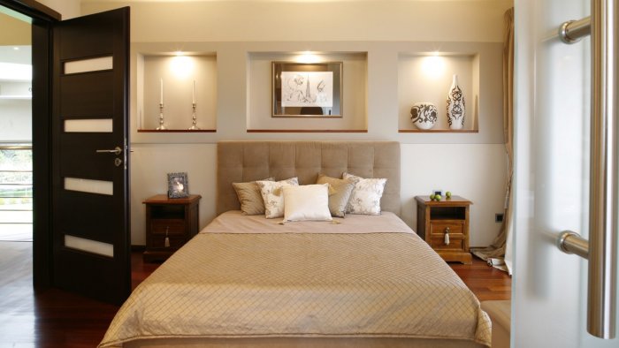 Ниша в стене в спальне