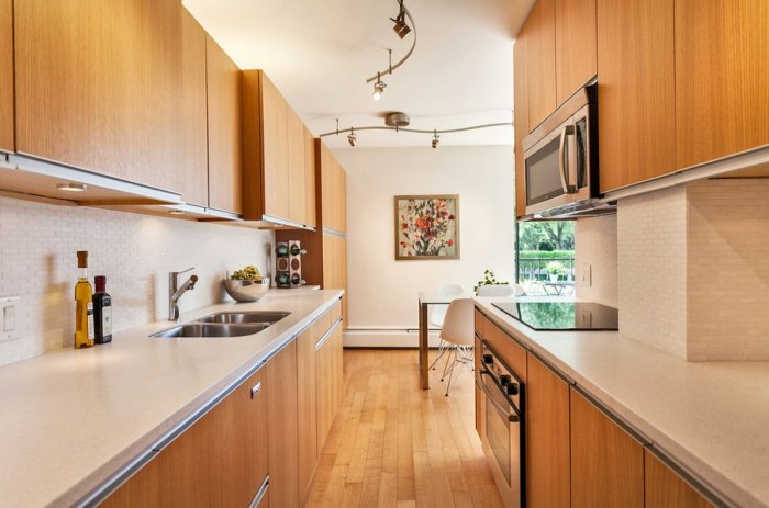 Узкая кухня