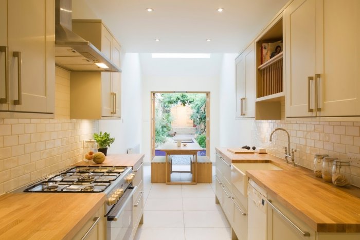 Интерьер узкой длинной кухни