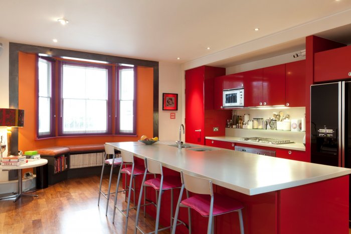 Интерьер красной кухни в частном доме