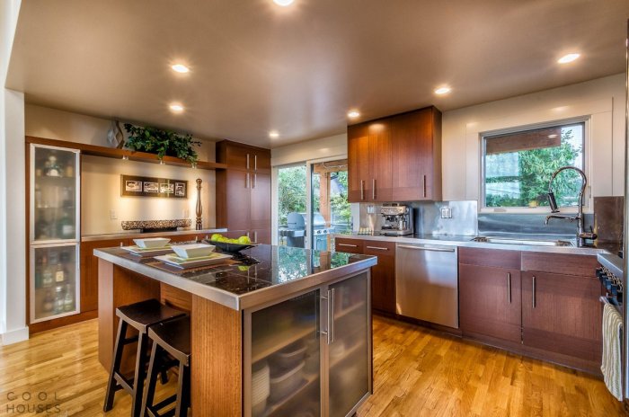 Маленькая кухня в загородном доме в современном стиле