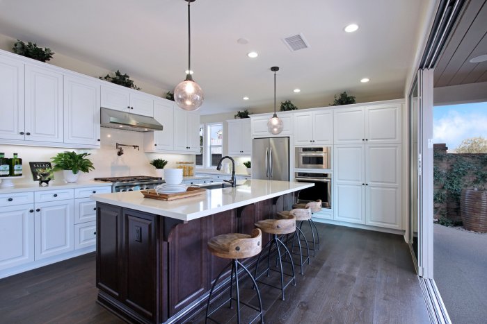 Большая кухня с островком