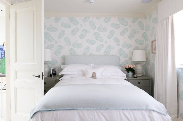 Белые обои в спальне