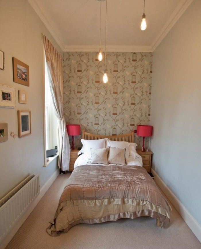 Спальня в узкой длинной комнате