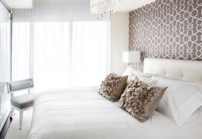 Светлая спальня с акцентной стеной