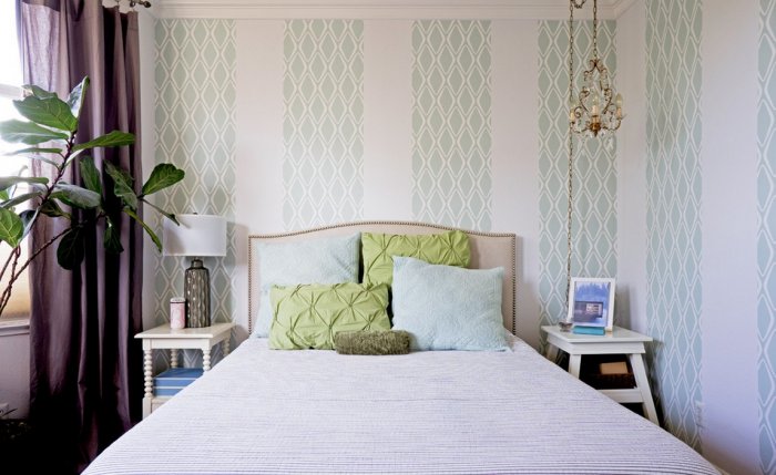 Обои компаньоны в интерьере маленькой спальни