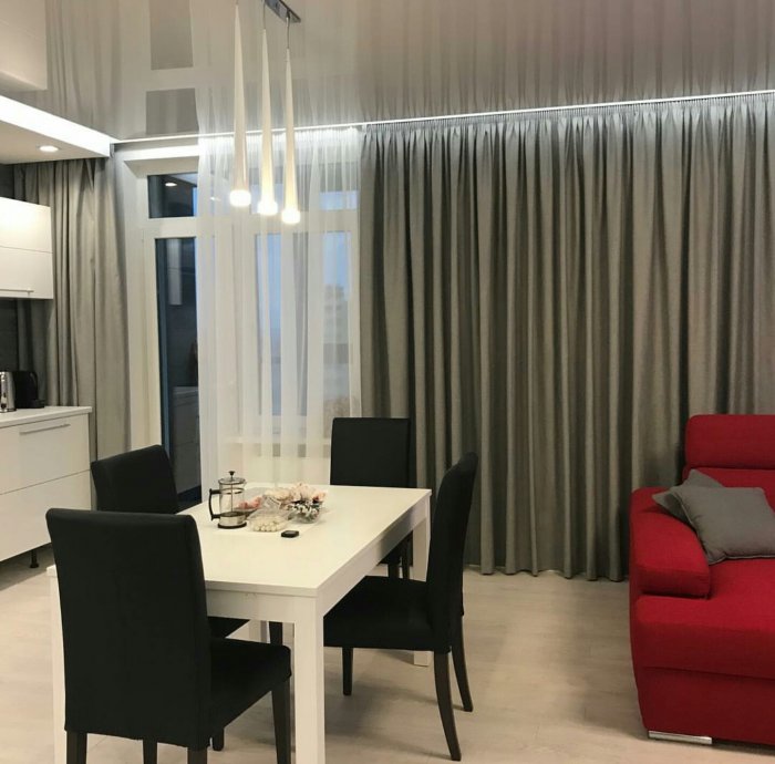 Шторы в гостиную совмещенную с кухней