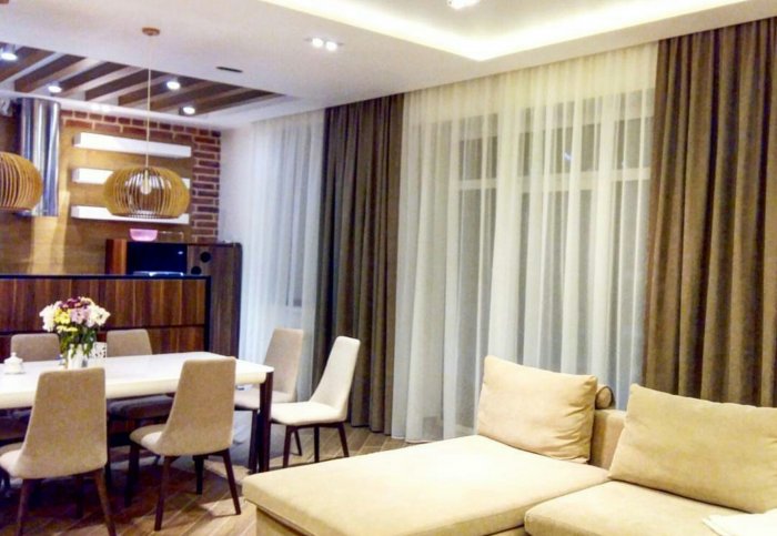 Шторы в гостиную объединенную с кухней в доме