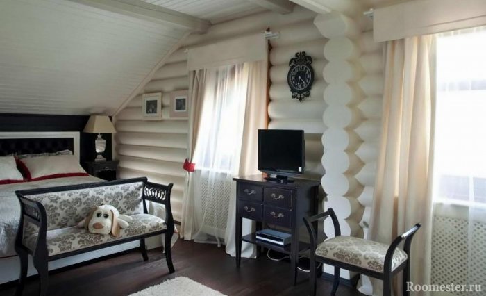 Спальня в белом цвете в деревянном доме