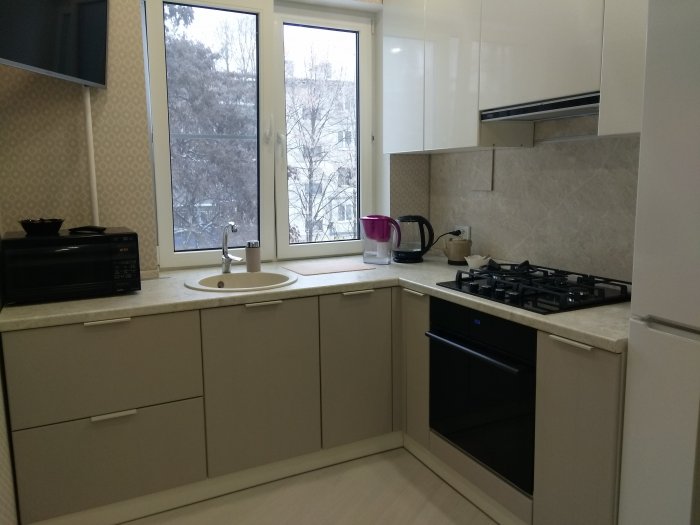 Раковина у окна на кухне в хрущевке