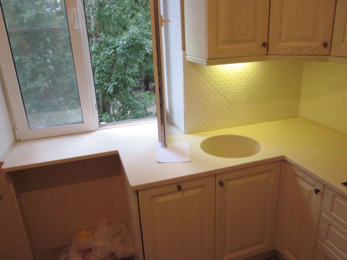 Угловая кухонная раковина в подоконнике