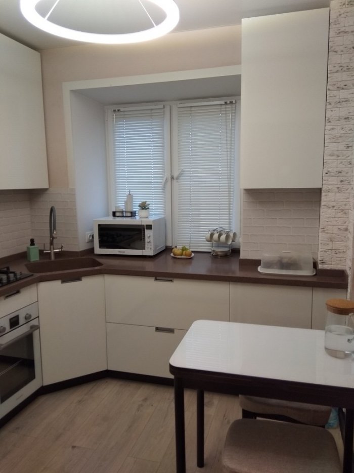 Угловая кухня маленькая к подоконнику