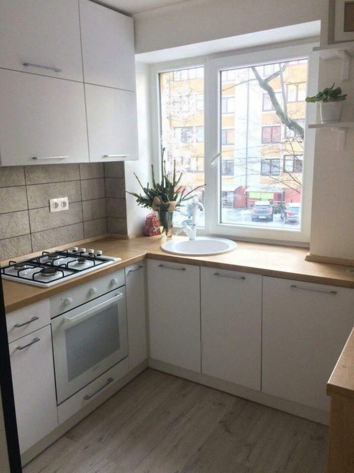 Кухня с мойкой у окна в хрущевке