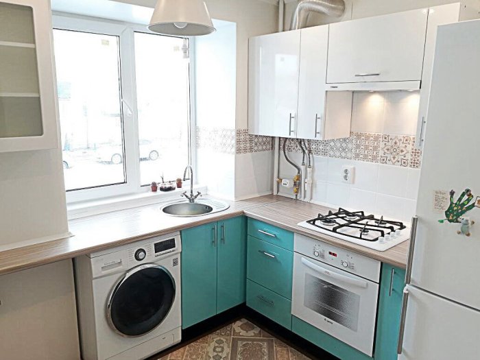 Интерьер кухни 5м.кв с газовой колонкой155на2м