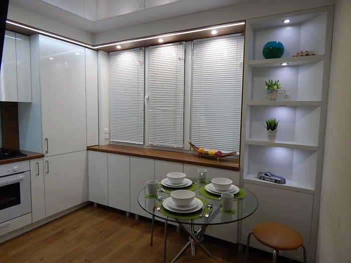 Шкаф под окном на кухне