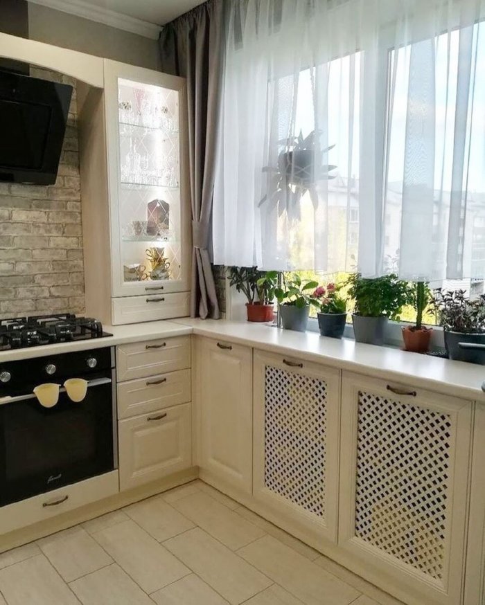 Кухня совмещенная с подоконником