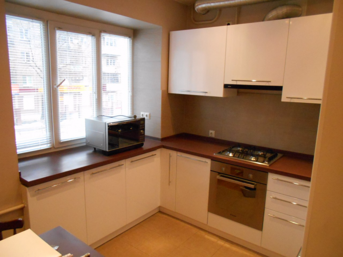 Кухонный гарнитур со столешницей под окном