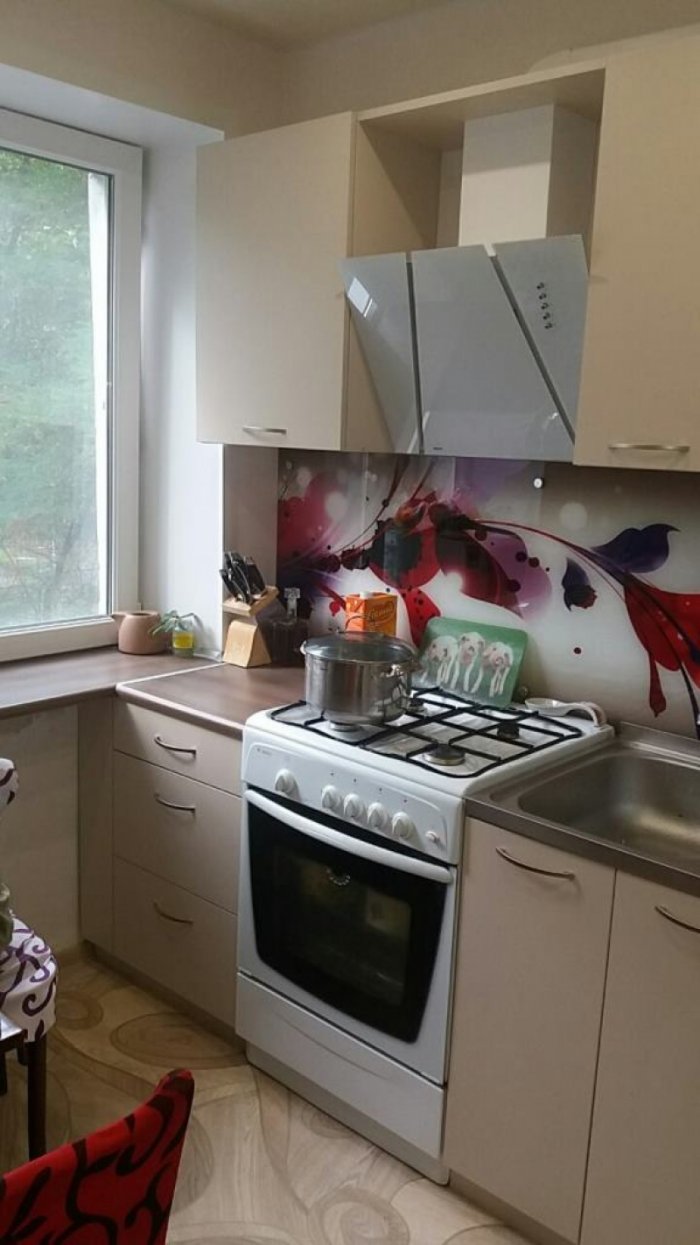 Кухня в хрущевку с подоконником