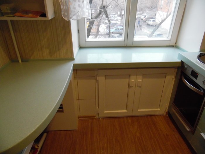 Низкий подоконник на кухне в хрущевке