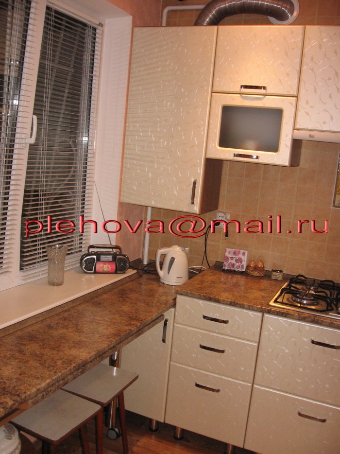 Кухня со столешницей под окном в панельном доме