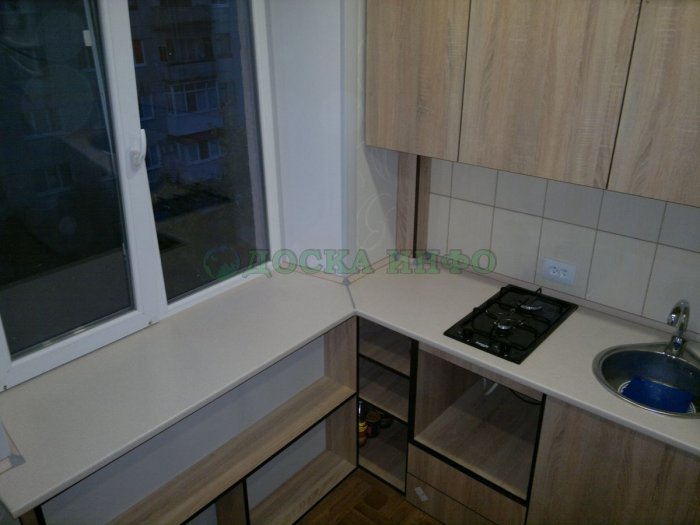 Столешница углом в маленькой хрущевке на кухне