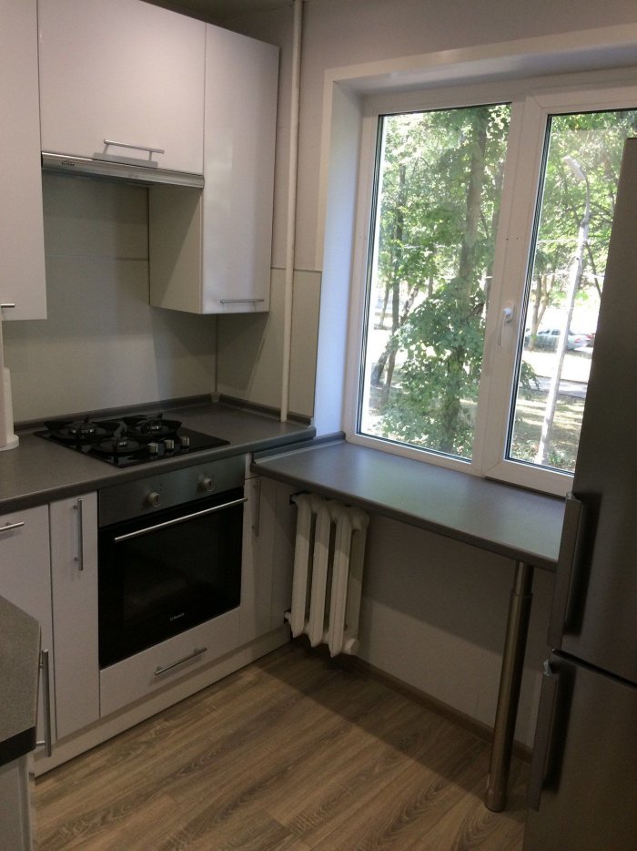 Кухня со столешницей у окна