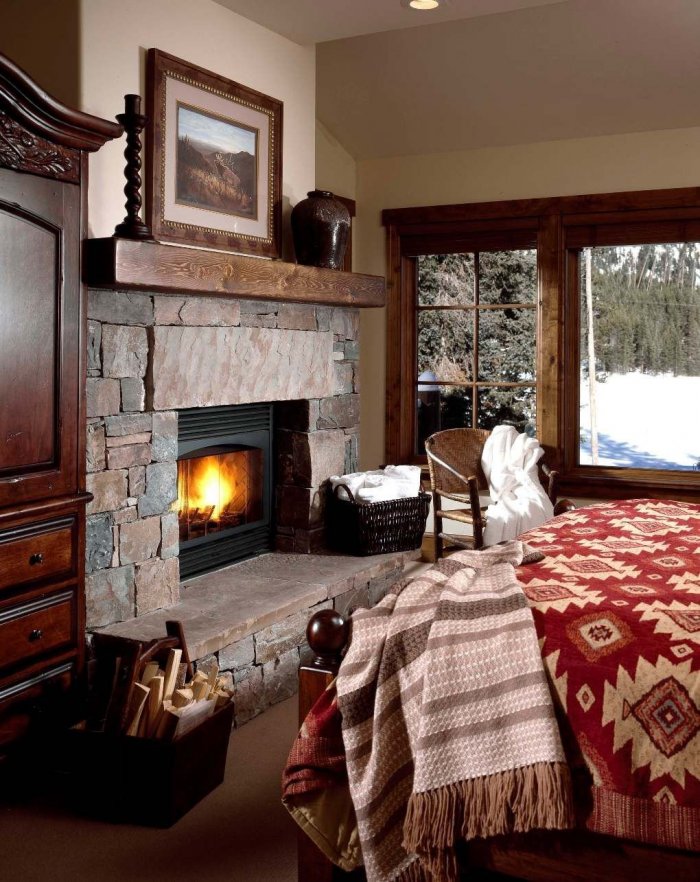 Уютная спальня с камином