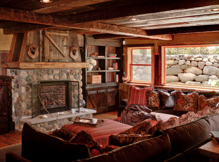 Комната с камином в стиле охотничий домик