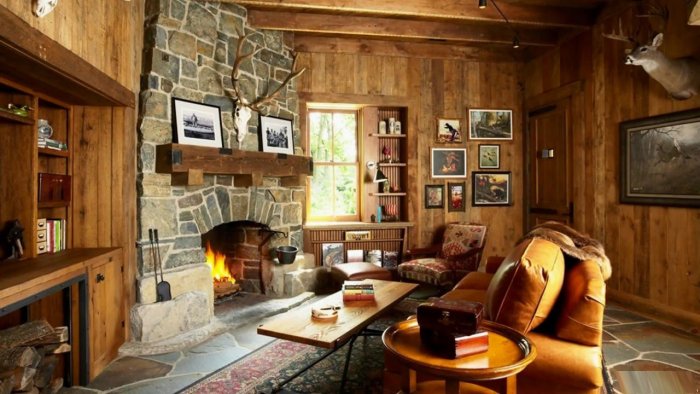 Комната с камином под старину