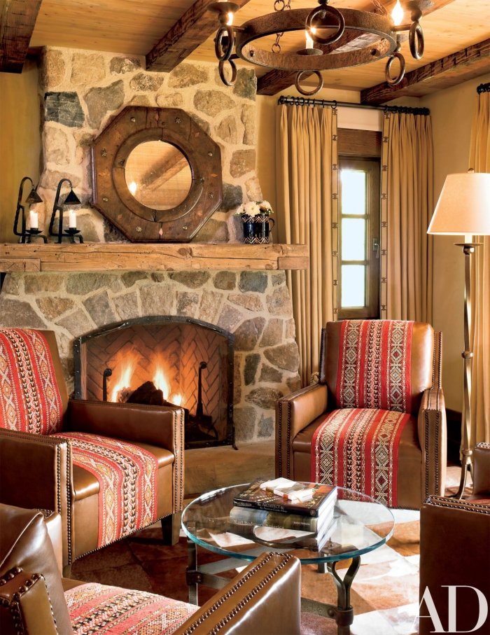 Гостиная в стиле охотничьего домика с камином