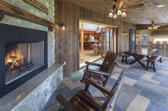 Дом охотника с камином