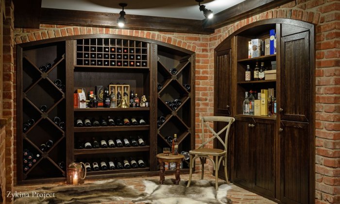 Винный шкаф под лестницей
