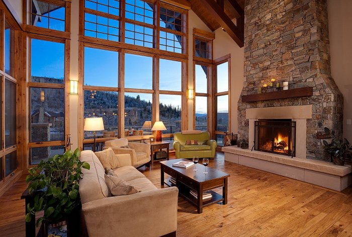 Гостиная с панорамными окнами и камином