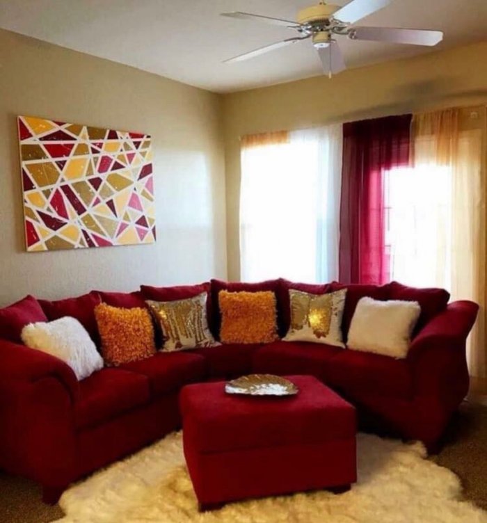 Бордовый диван в интерьере