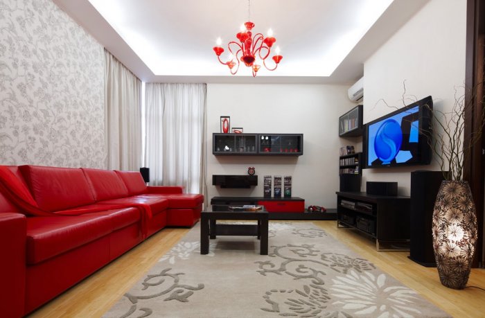Проходная гостиная с фотообоями красный диван