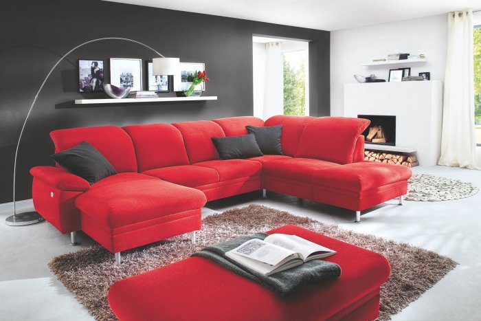 Красный угловой диван в интерьере