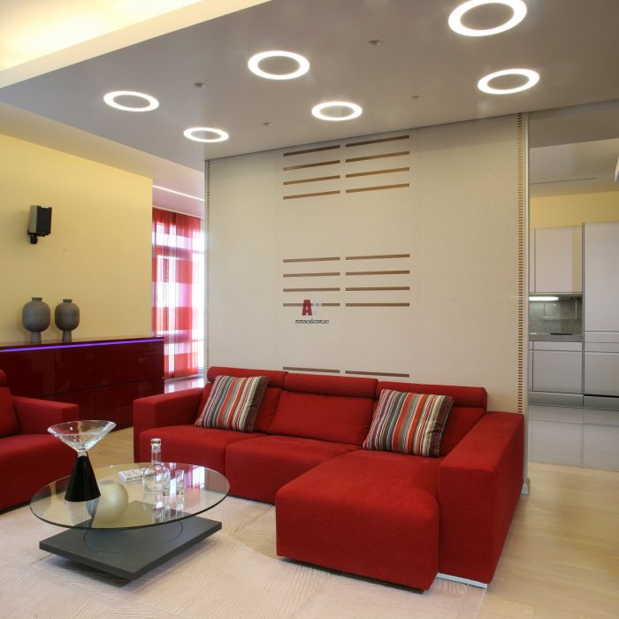 Гостиная в светлых тонах с красным