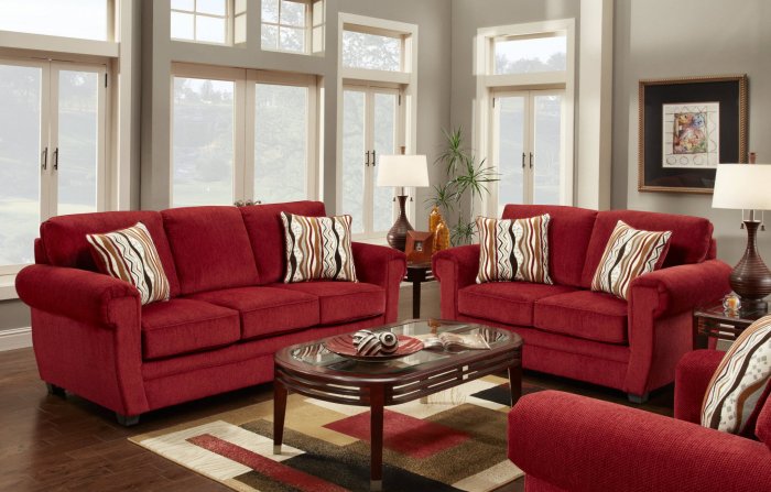 Красный диван в интерьере