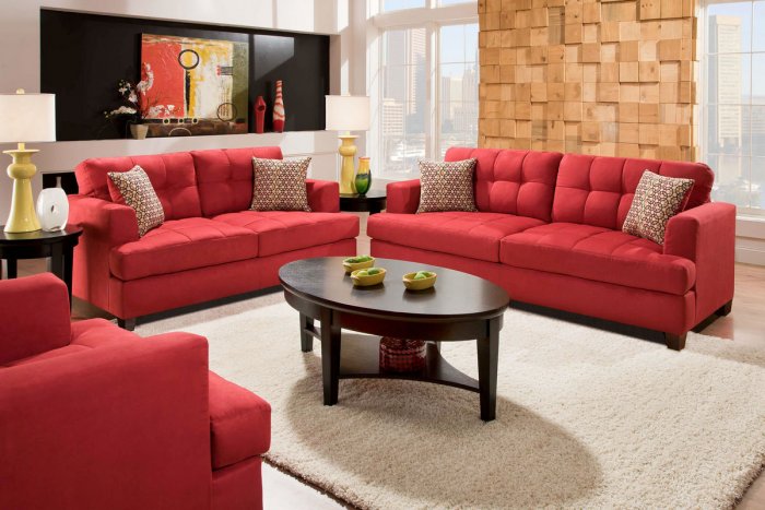 Гостиная с красным диваном