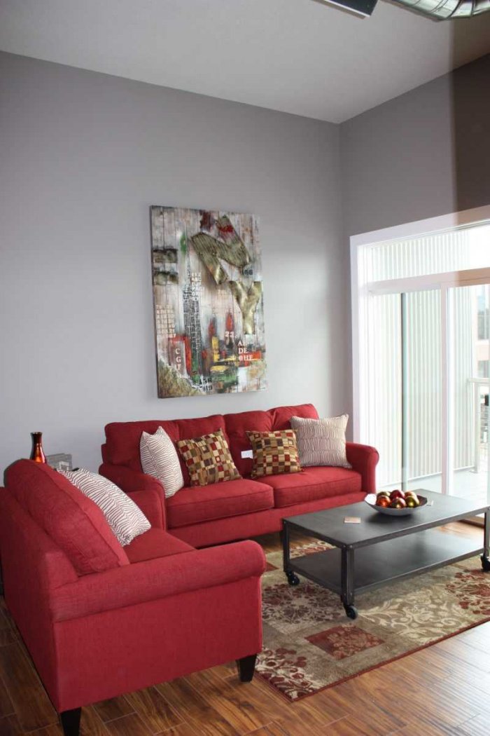 Красный диван в интерьере